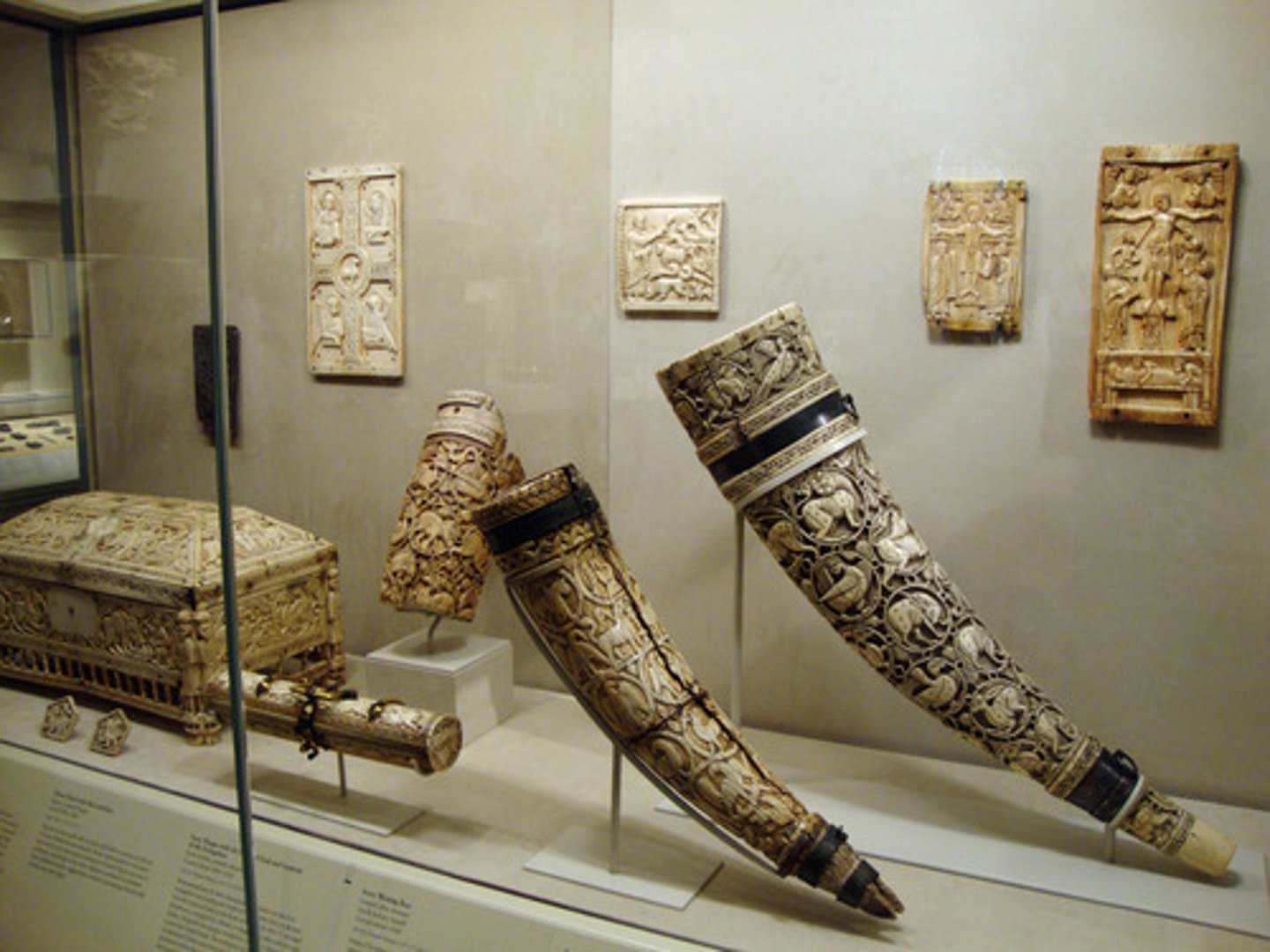 <p>white material from tusks — kość słoniowa</p>