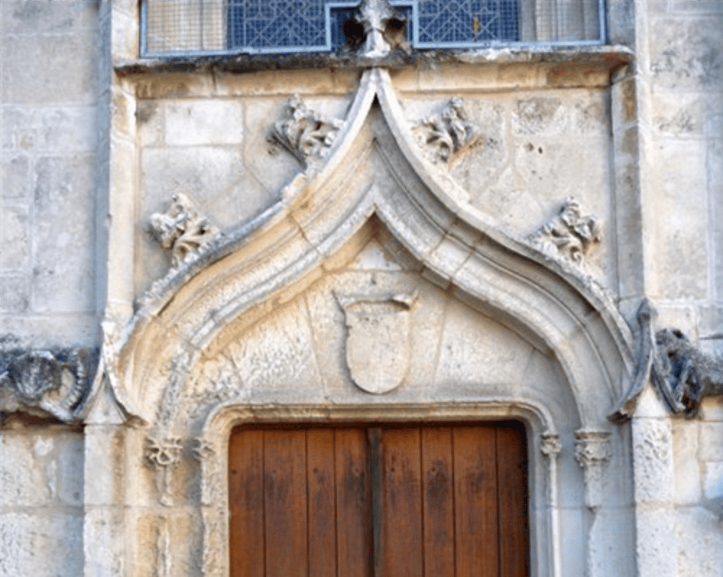 <p>Arc chatourné constitué d'un ensemble symétrique de deux courbes convexes partant de chaque impose, prolongée par deux contre-courbes concaves se rejoignant au sommet.</p>