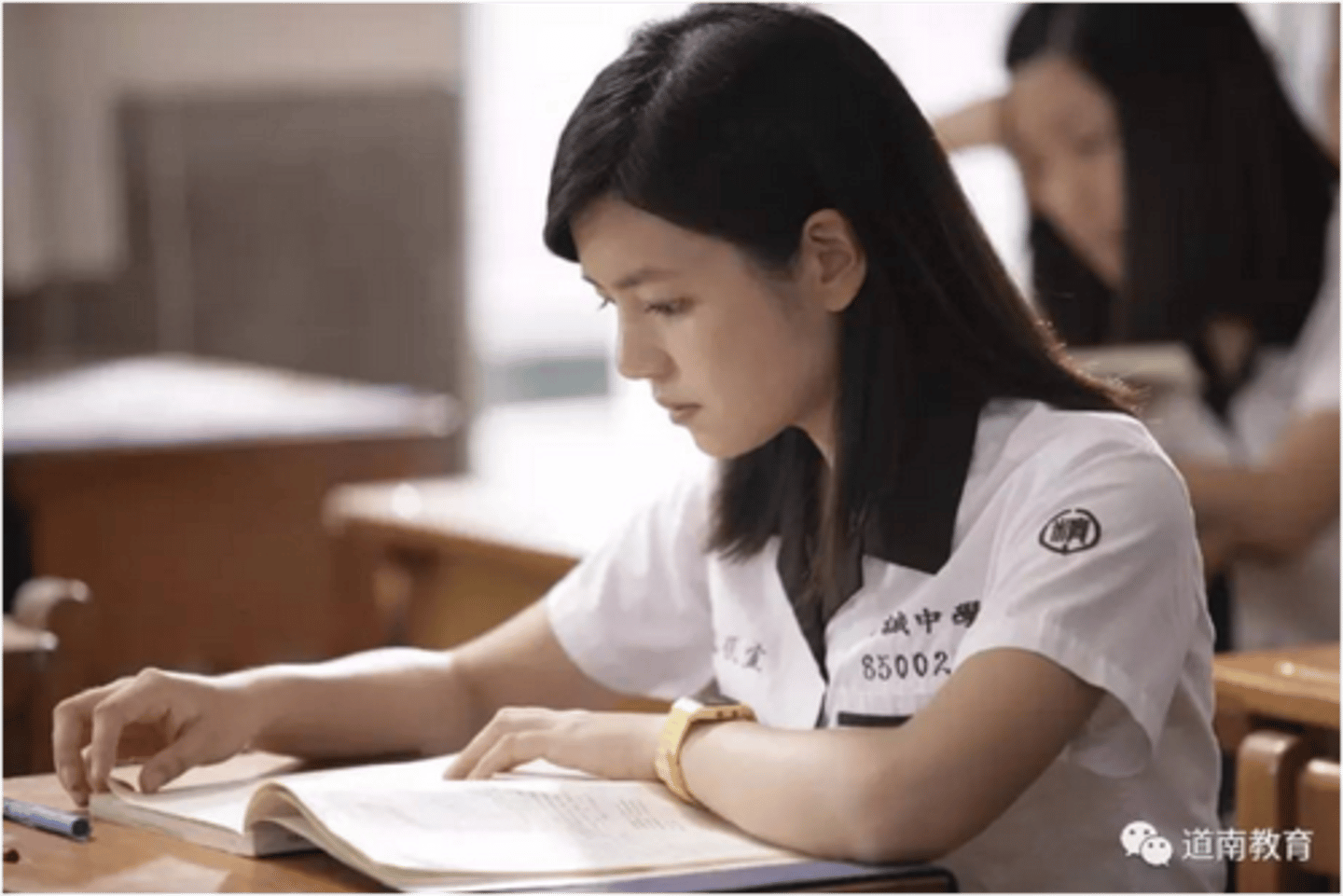 <p>/rènzhēn/ (tt) chăm chỉ, nghiêm túc</p>