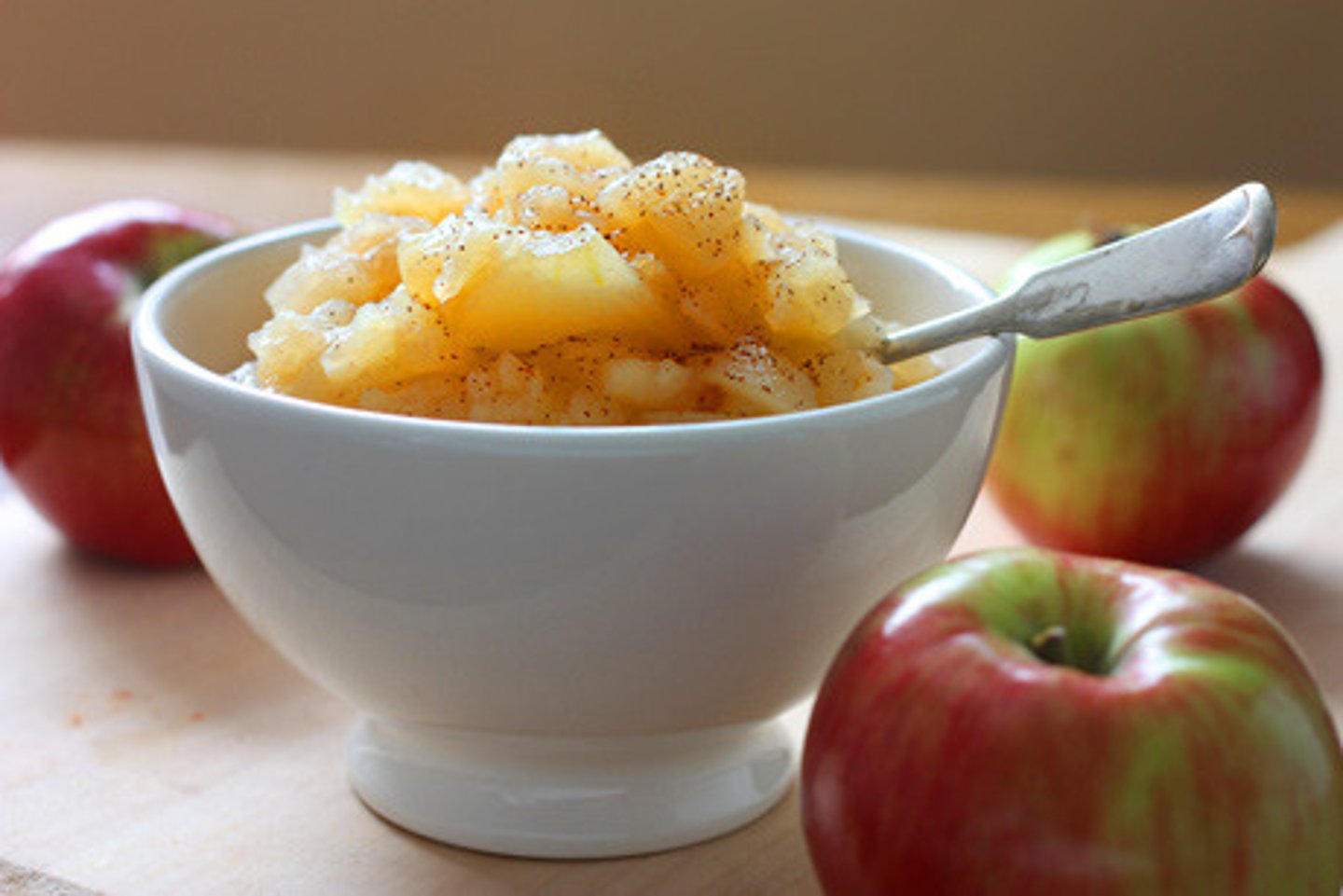 <p>(US),apple sauce (UK)<br> n(sweetened stewed apples)<br><b>compota de manzana -puré de manzana n</b><br><br>- Roast pork is traditionally served with applesauce.</p>