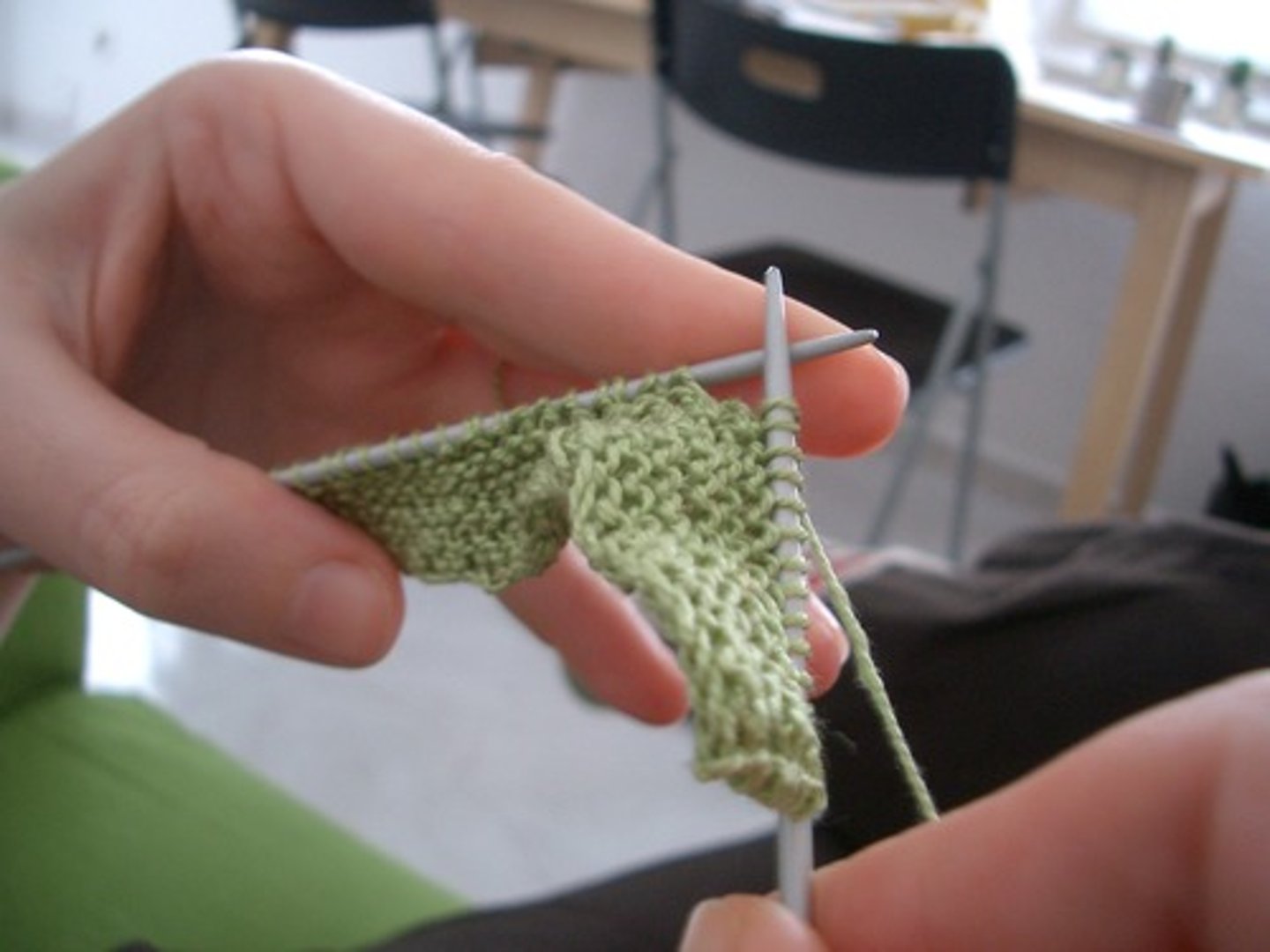 <p>combinar hilos para formar telas, juntar filamentos finos</p>