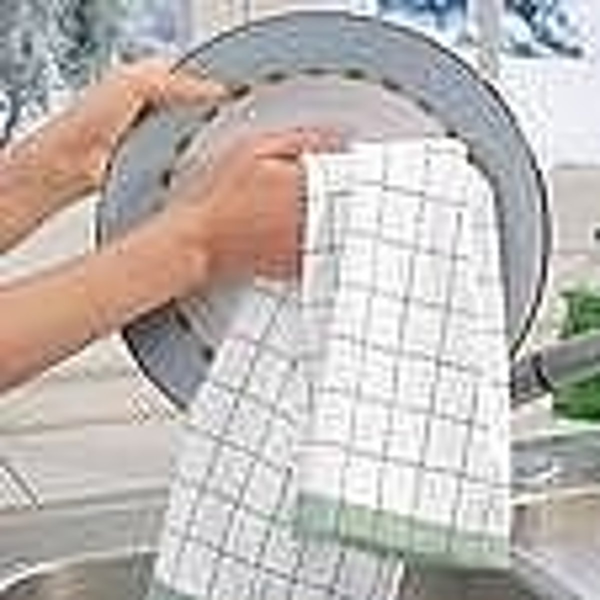 <p>to dry the dishes</p>