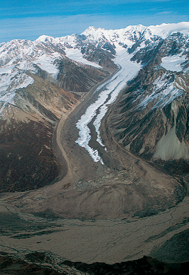 <p>Form along the side of a valley glacier, layers of till left by retreating glacier. </p>