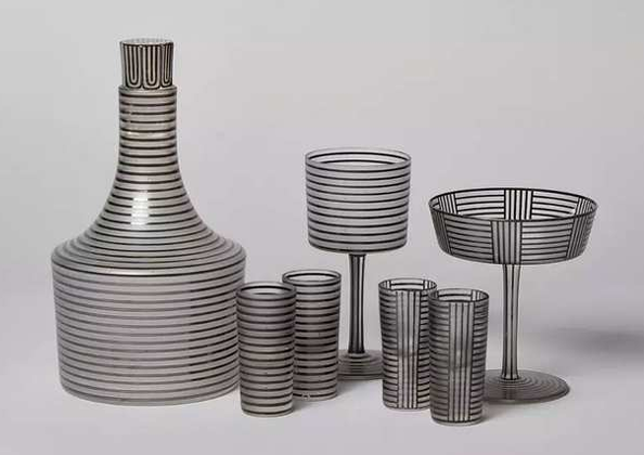 <p>Josef Hoffmann, concepteur</p><p> Lobmeyr, éditeur </p><p>verrerie Böhmische Manufaktur, fabricant</p><p> 1911</p><p> Verre soufflé, corrodé, émaillé </p><p>7,5 cm de haut </p><p>MAK Vienne</p>