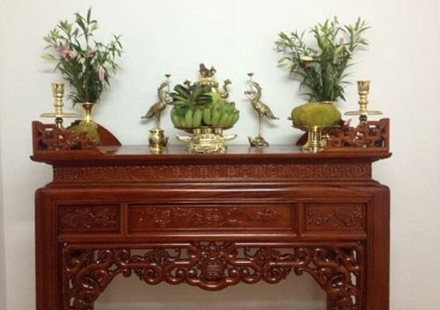 <p>a table or similar structure for religious ceremonies (bàn thờ, bệ thờ). Example: They placed flowers on the altar.</p>