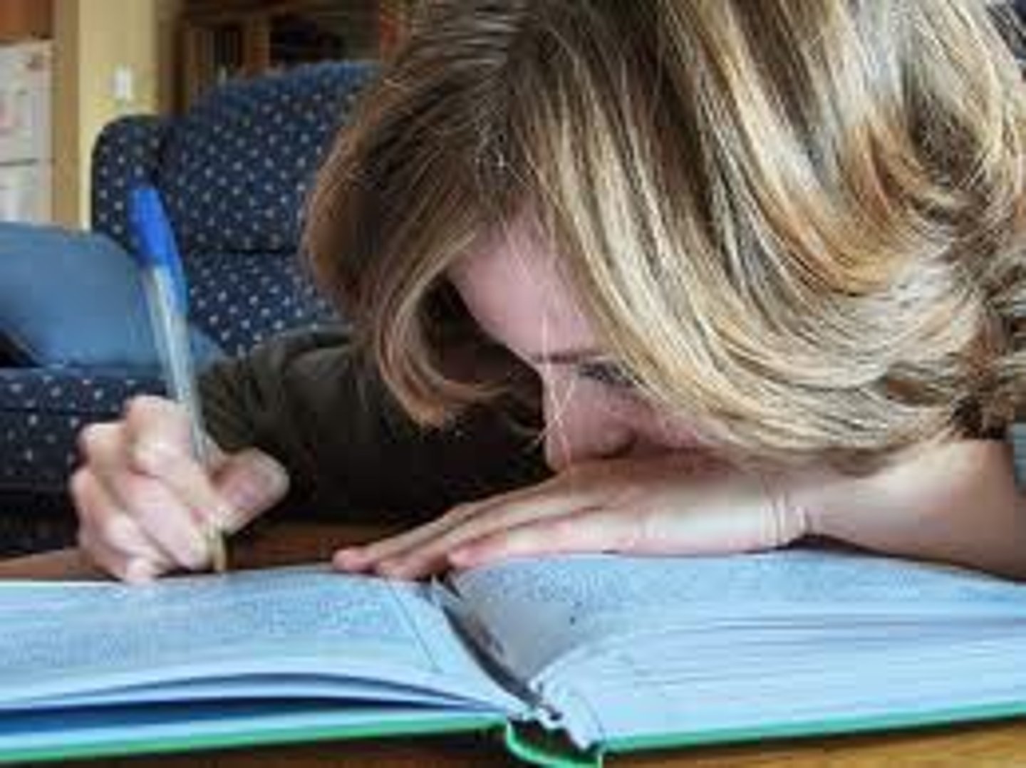 <p>una mujer que escribe profesionalmente</p><p>(female writer)</p>