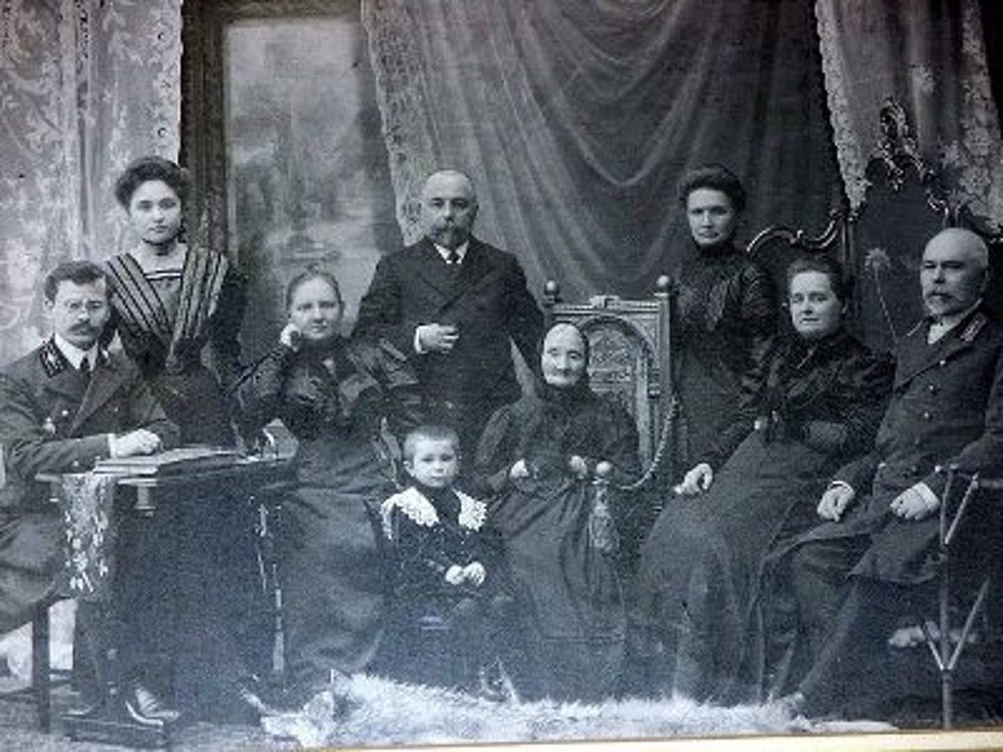 <p>n.祖宗，祖先；原型，先驱</p>