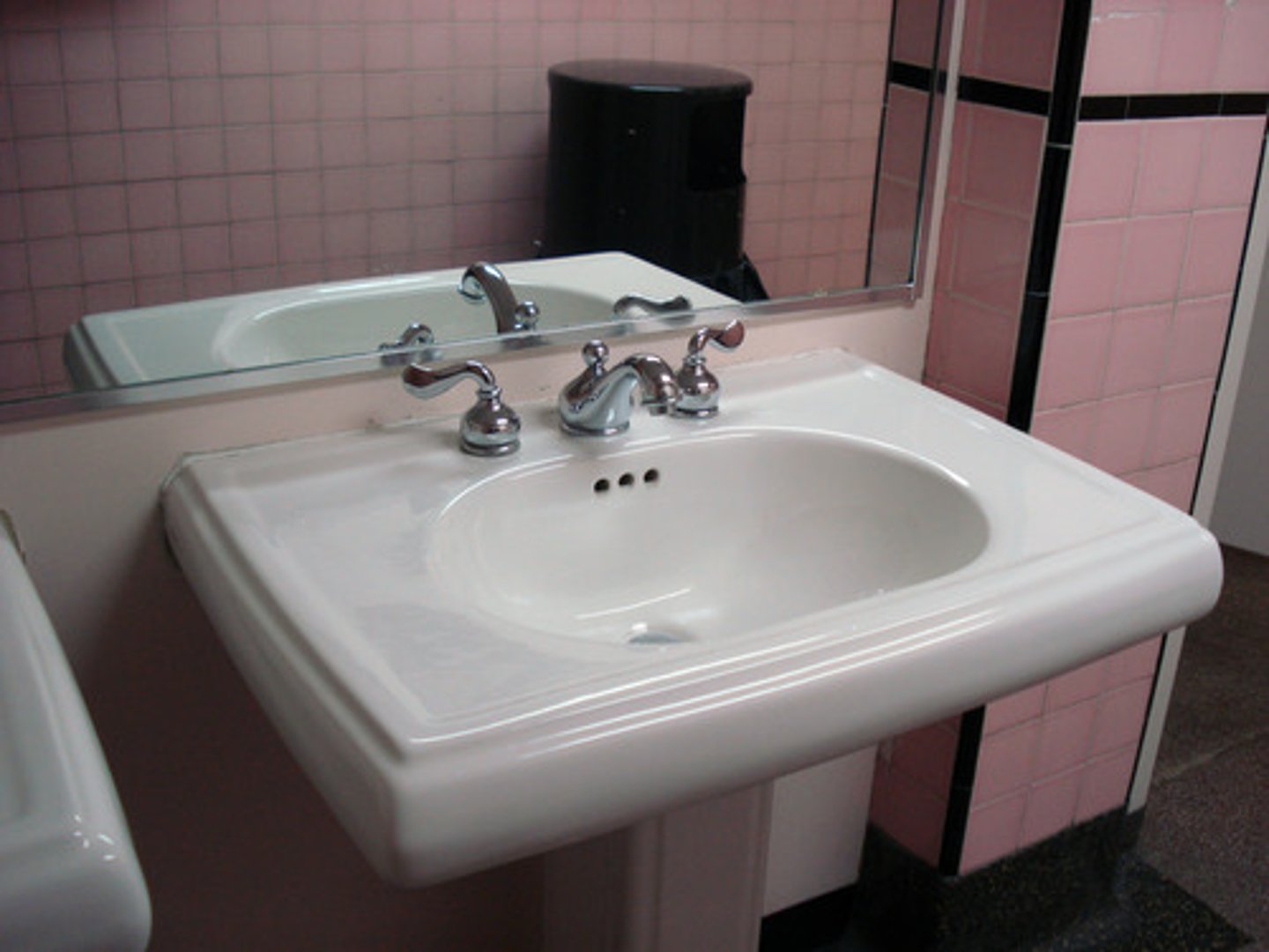 <p>a sink (bathroom)</p>