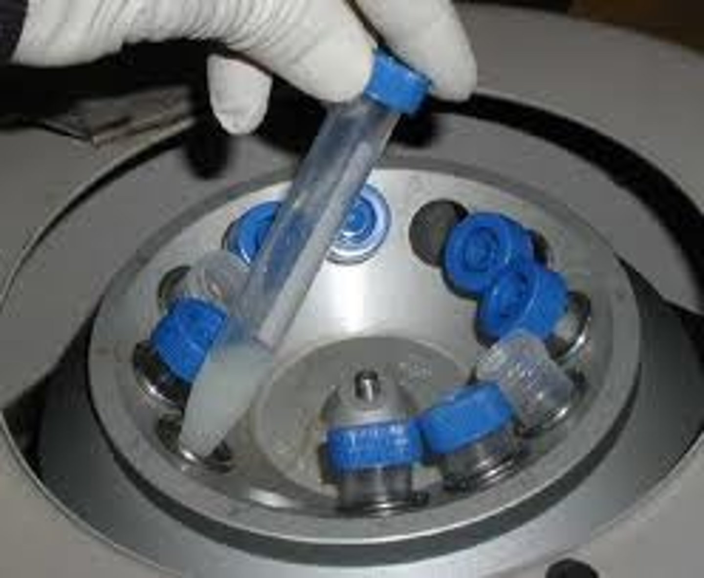 <p>Máy ly tâm - tách các thành phần chất lỏng. (The centrifuge separated the plasma from blood - Máy ly tâm tách huyết tương khỏi máu.)</p>