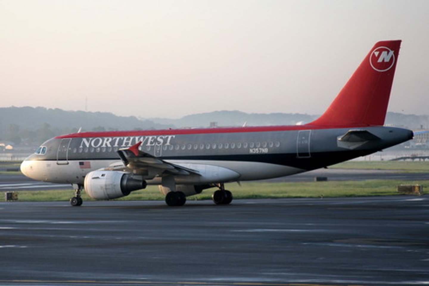 <p>(Xīběi Hángkōng Gōngsī )</p><p>Northwest Airlines</p>