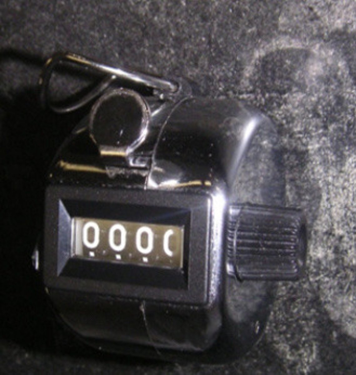 <p>A small counter with a button used to count things you see in a specimen.</p>