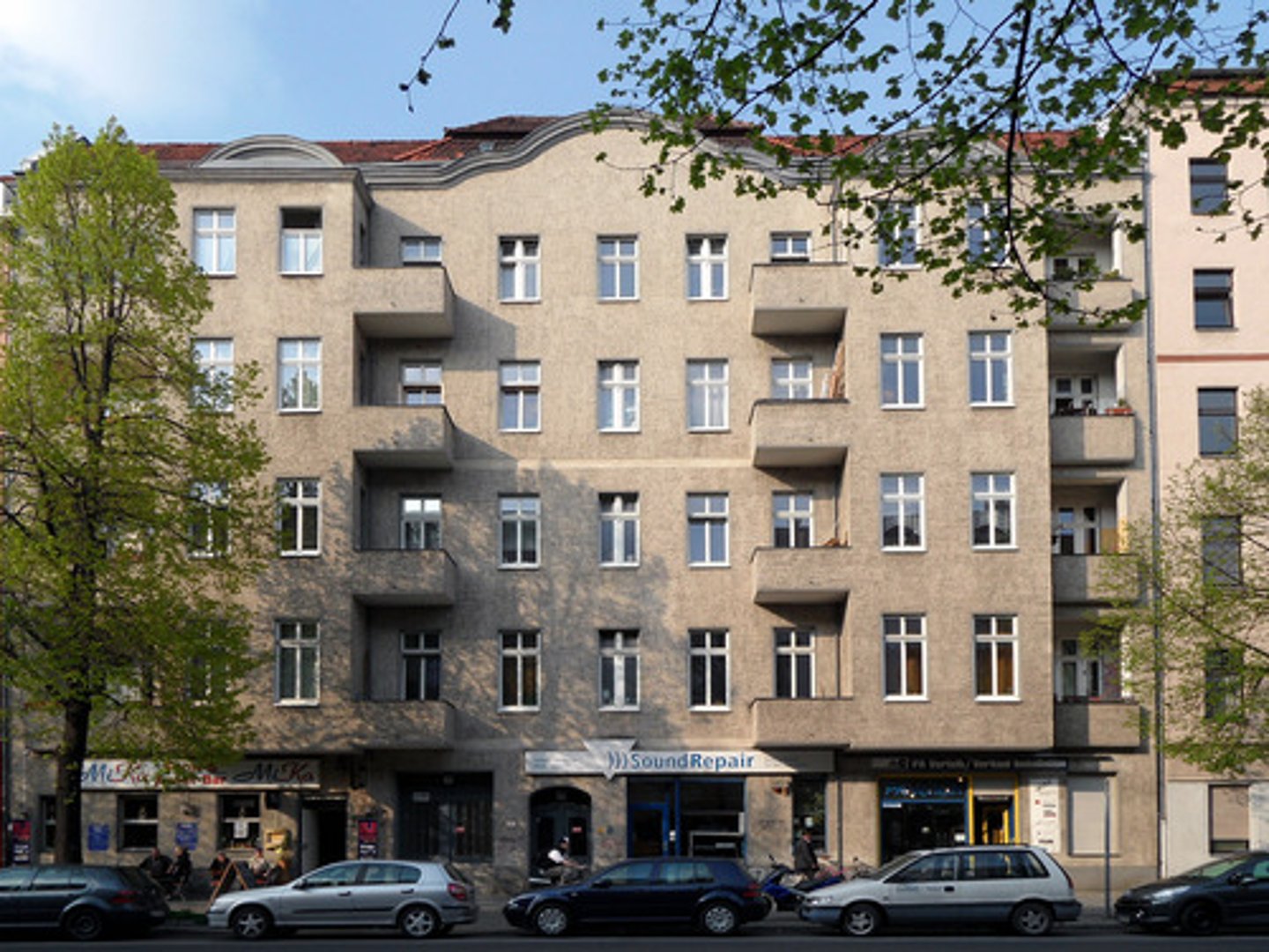 <p>apartment building</p>