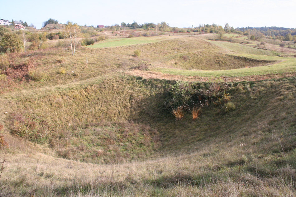 <p>majhne kraške globeli skledaste ali lijakaste oblike, ki pogosto nastajajo na dnu obdelovane površine</p>
