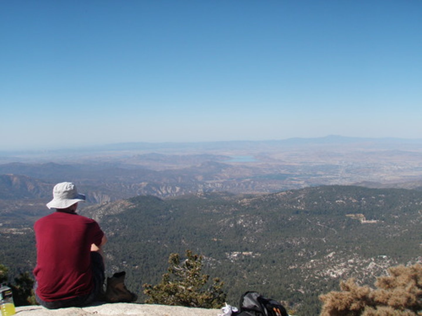 <p>(v): nhìn ra</p>