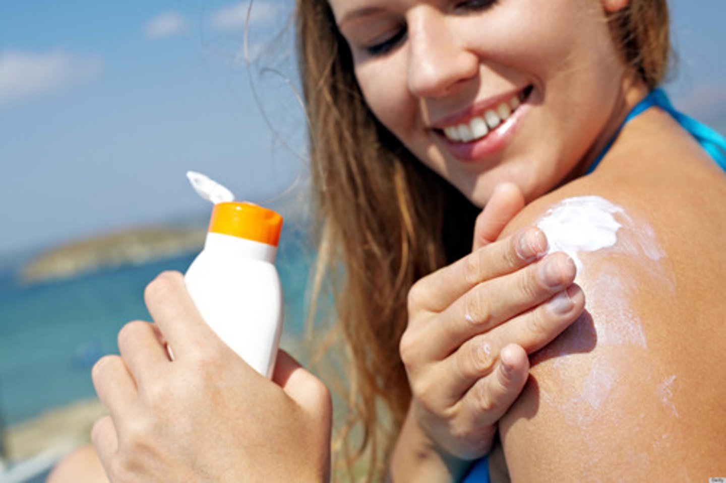 <p>cream you put on your skin to protect it from the sun</p><p>Always use ~ at the beach.</p><p>She put on ~ before going outside.</p>