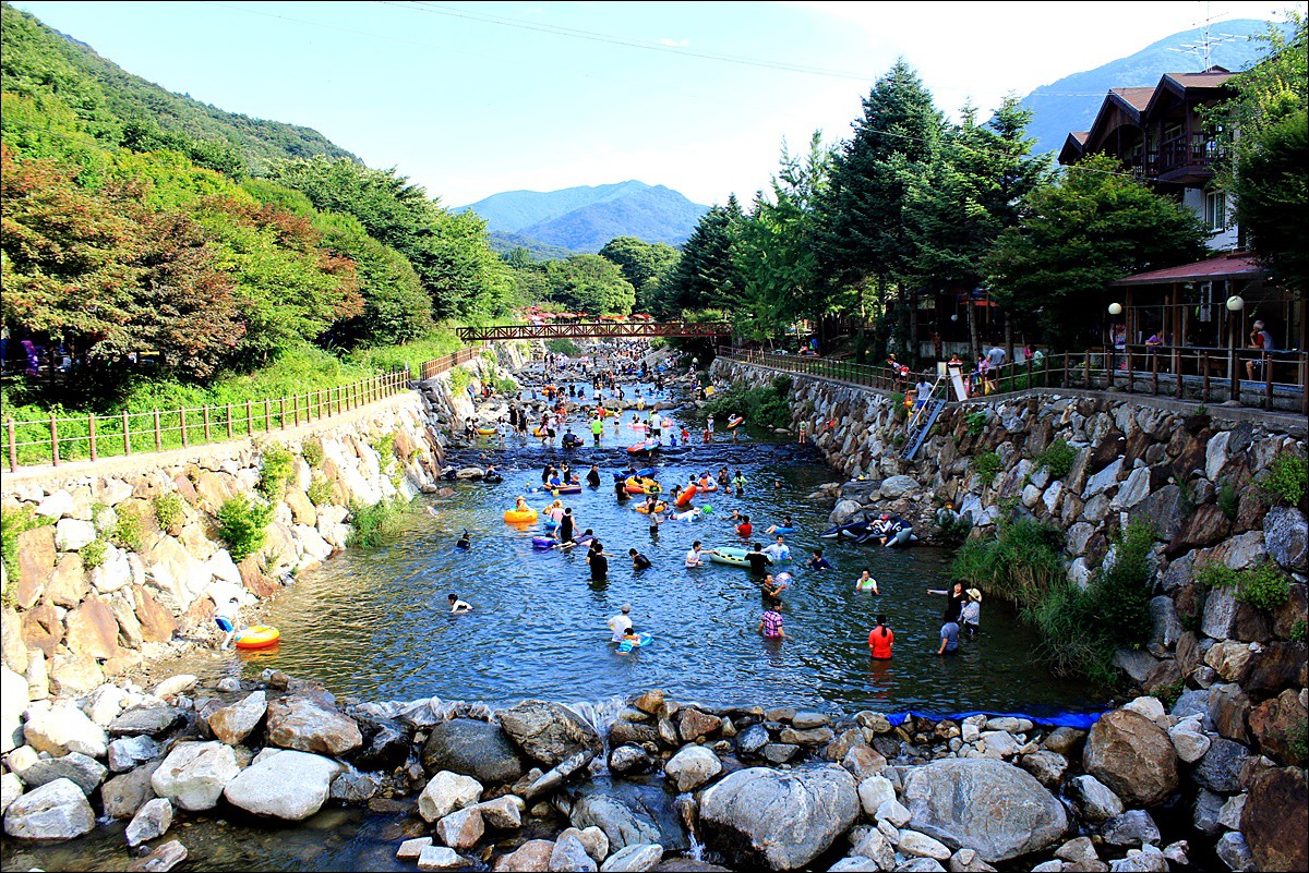 <p>Playas, parques acuáticos, bosques recreativos, valles.</p>