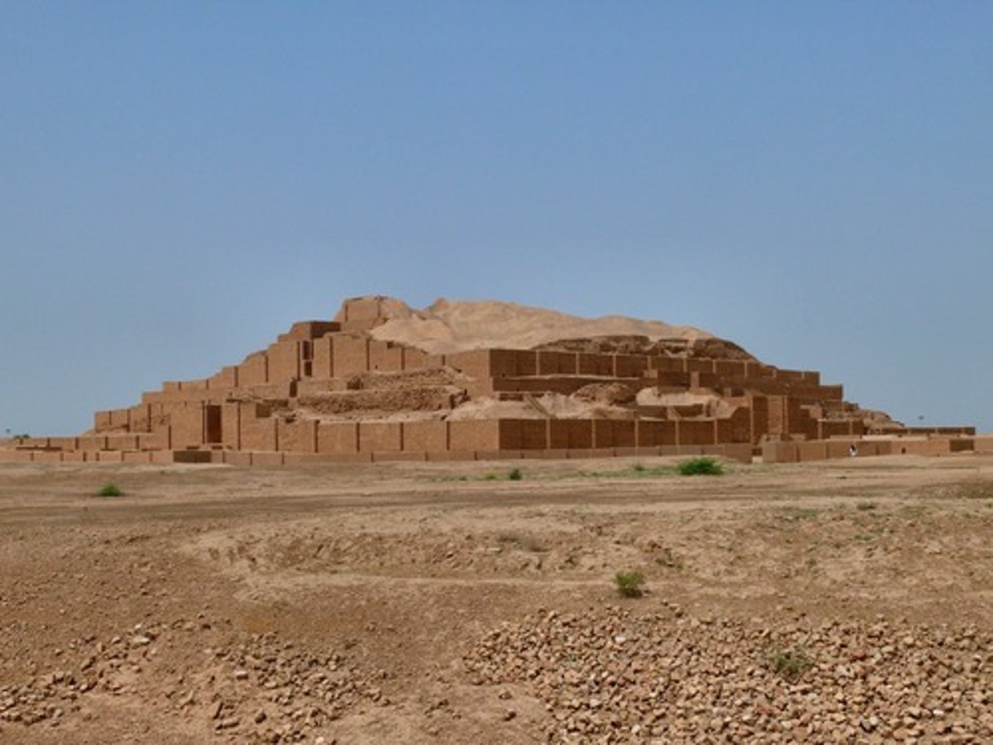 <p>an ancient Sumerian city in Southern Iraq, near the Euphrates, important before 2000 b.c. : exclusive archaeological excavations, notably of a ziggurat and of tablets with very early Sumerian script.</p>