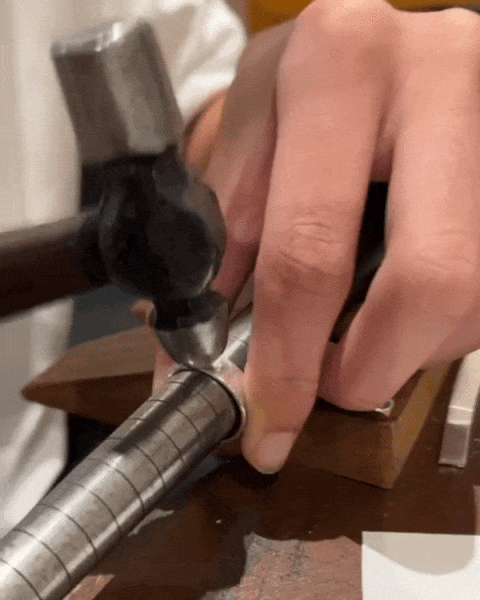 <p>press into different shape through harming or rolling (gold) - có thể dùng búa để cán mỏng hoặc uốn cong như chất liệu bằng vàng</p>