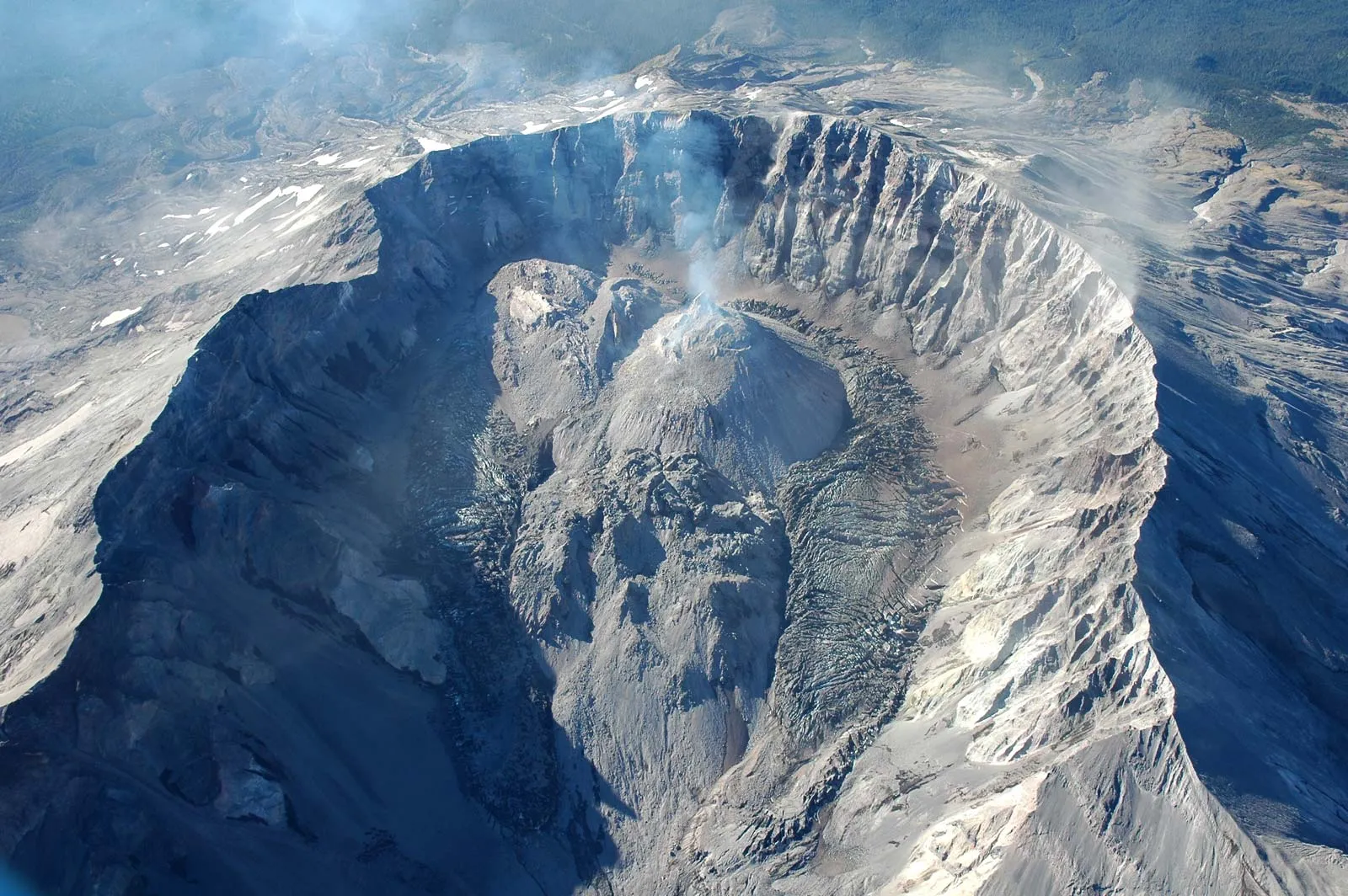 <p>Montículos formados por la extrusión lenta de un magma viscoso desde una salida volcánica. La parte de la extrusión se enfría y solidifica, dando resistencia para mantener pendientes altas.</p><p>Se suelen formar en cráteres volcánicos y en salidas ligadas a fracturas.</p>