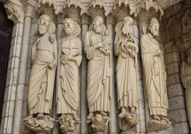 <p><span>Statue adossée à une colonne ou une colonnette et taillée dans le même bloc que celle-ci</span></p>