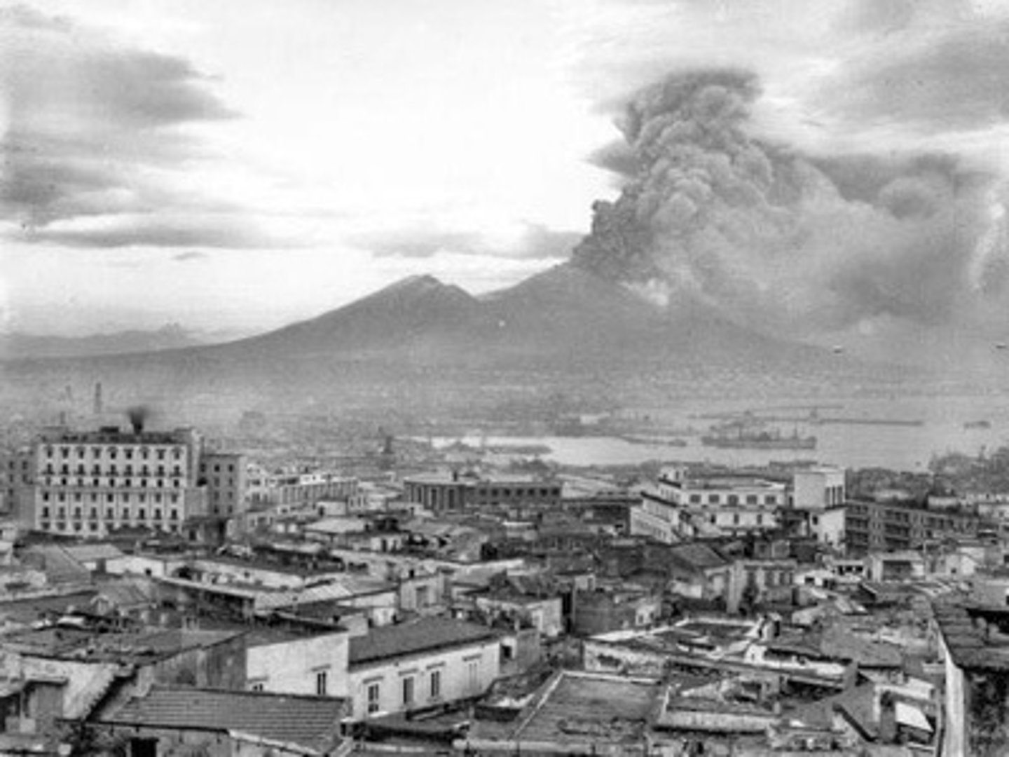 <p>der Vesuv (Vulkan in Kampanien)</p>