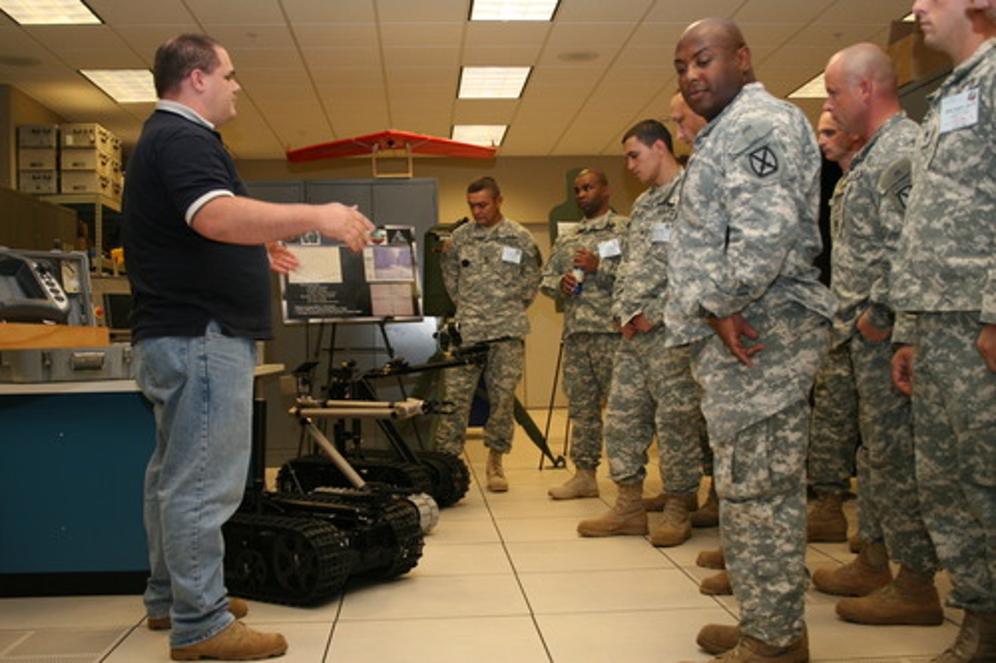 <p>cuộc mít tinh. Example: Thousands joined the rally. (Hàng nghìn người tham gia cuộc mít tinh.)</p>