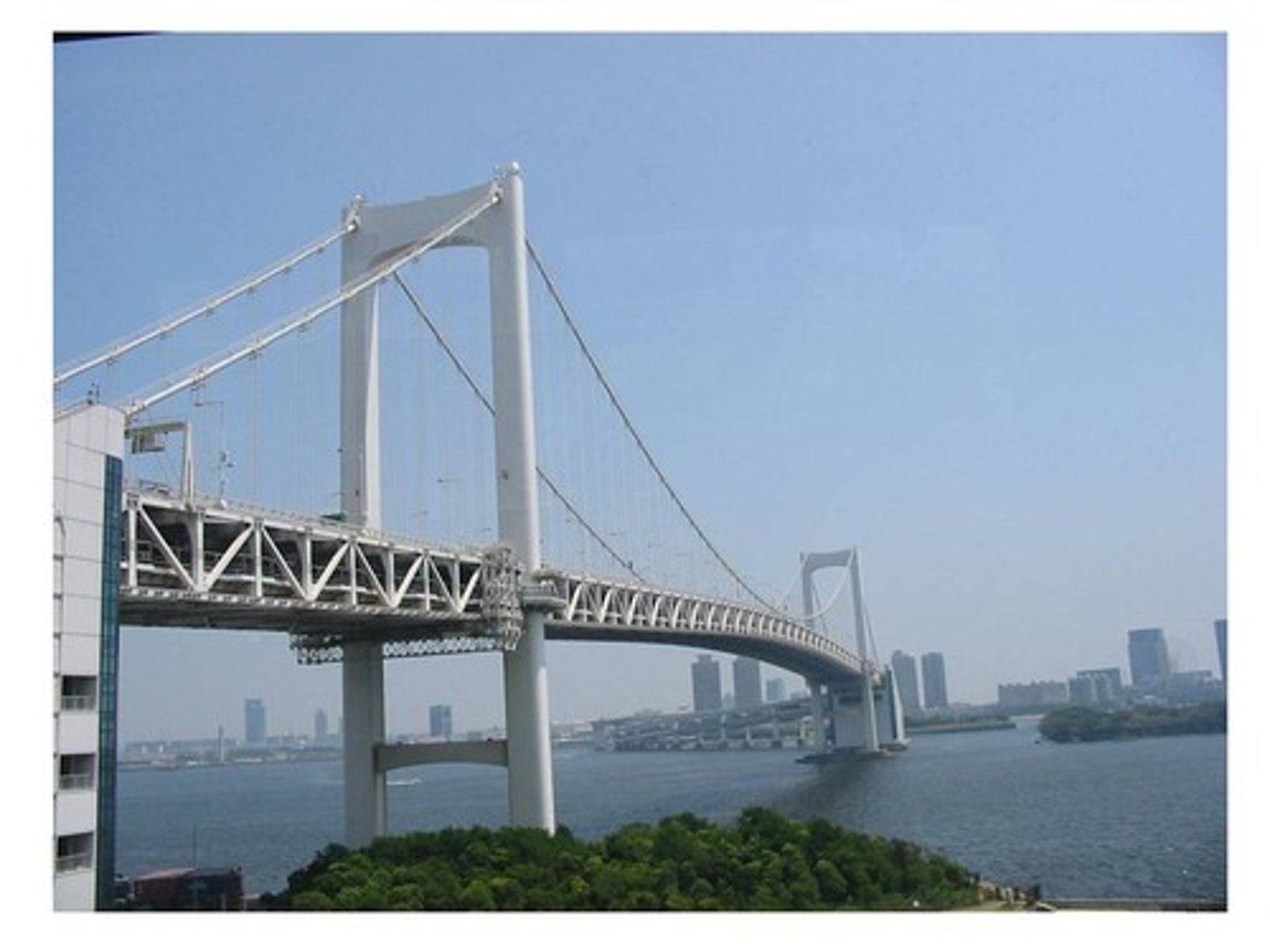 <p>köprü</p><p>橋を渡ります。</p><p>Hashi o watarimasu.</p><p>Köprüden geçerim.</p><p>大きな橋があります。</p><p>Ōkina hashi ga arimasu.</p><p>Büyük bir köprü var.</p>