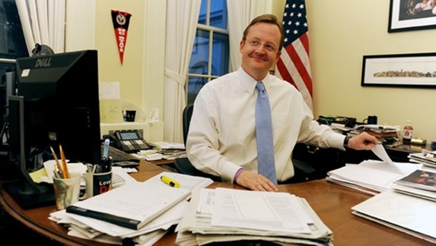 <p>a secretary (male)</p>