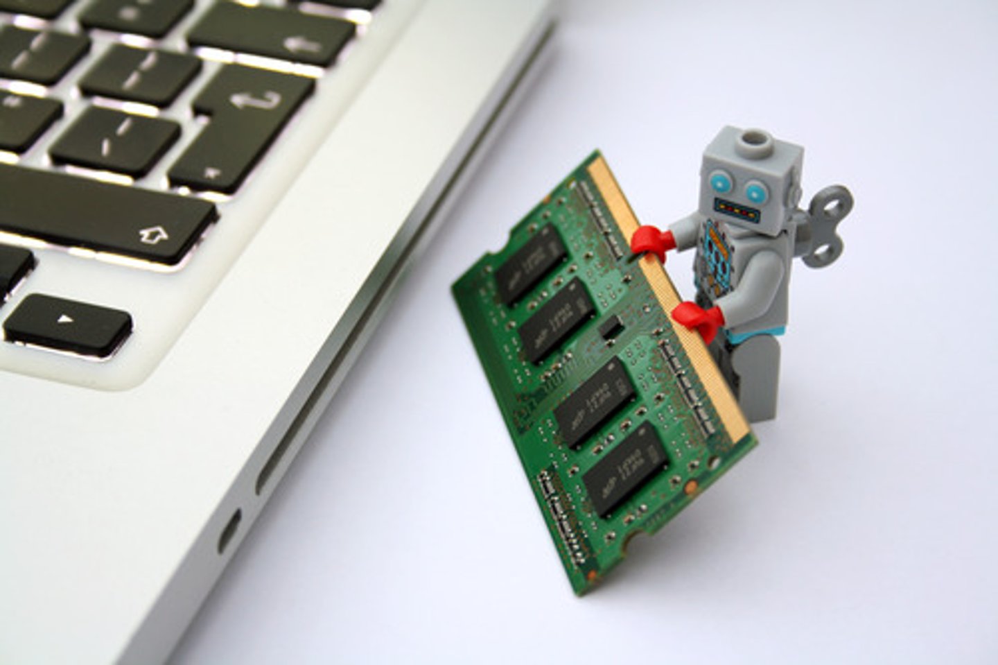 <p>(n.) a mechanical creature that acts like a human</p>