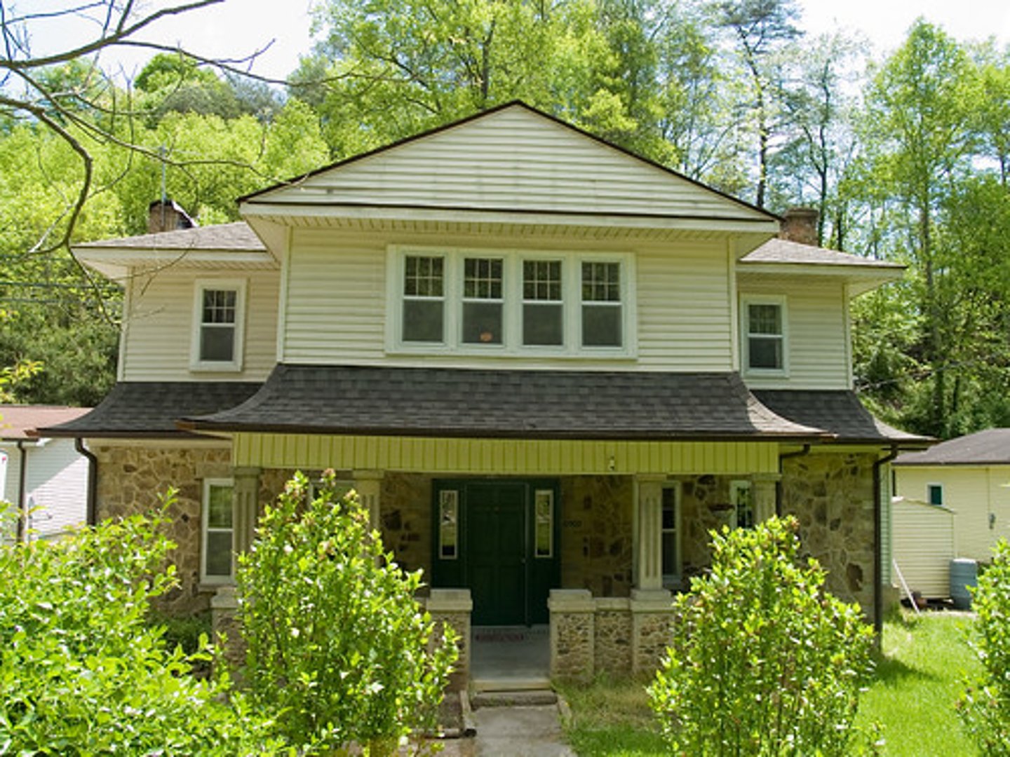 <p>We lived (vivir)</p>