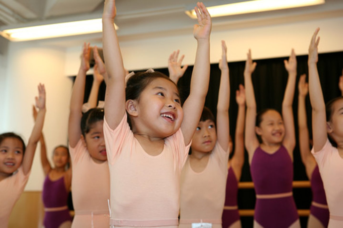 <p>потягнути руки</p>