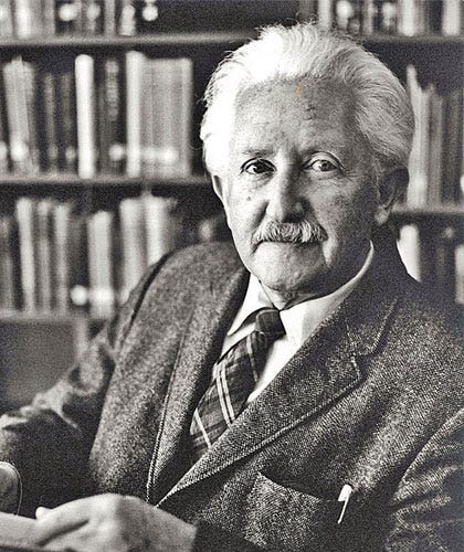 <p>A German-American psychoanalyst who made the <strong><em>Psychosocial Development Theory</em></strong>.</p><p>He recognized for the phrase ”identity crisis.”</p>