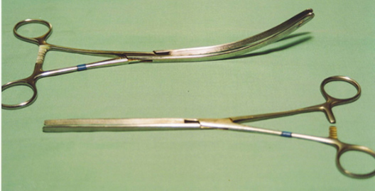 * Thin bowed jaws, longitudinal grooves, used for intestinal occlusion