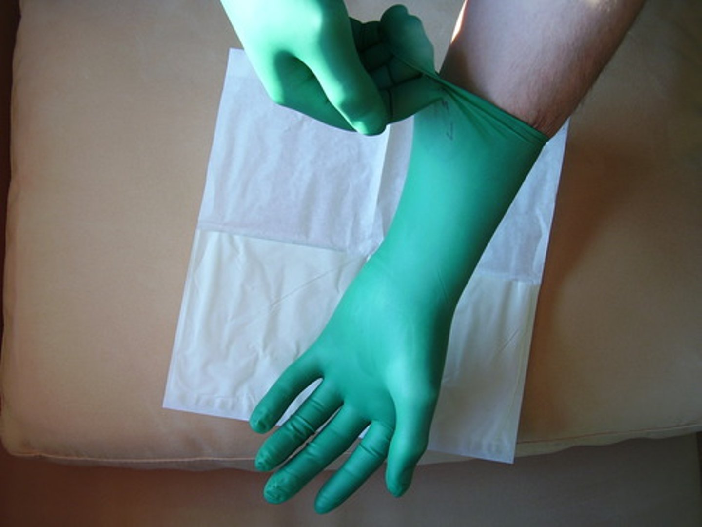 <p>Găng tay phẫu thuật - bảo vệ tay khỏi nhiễm khuẩn. (Doctors wear surgical gloves during operations - Bác sĩ đeo găng khi phẫu thuật.)</p>