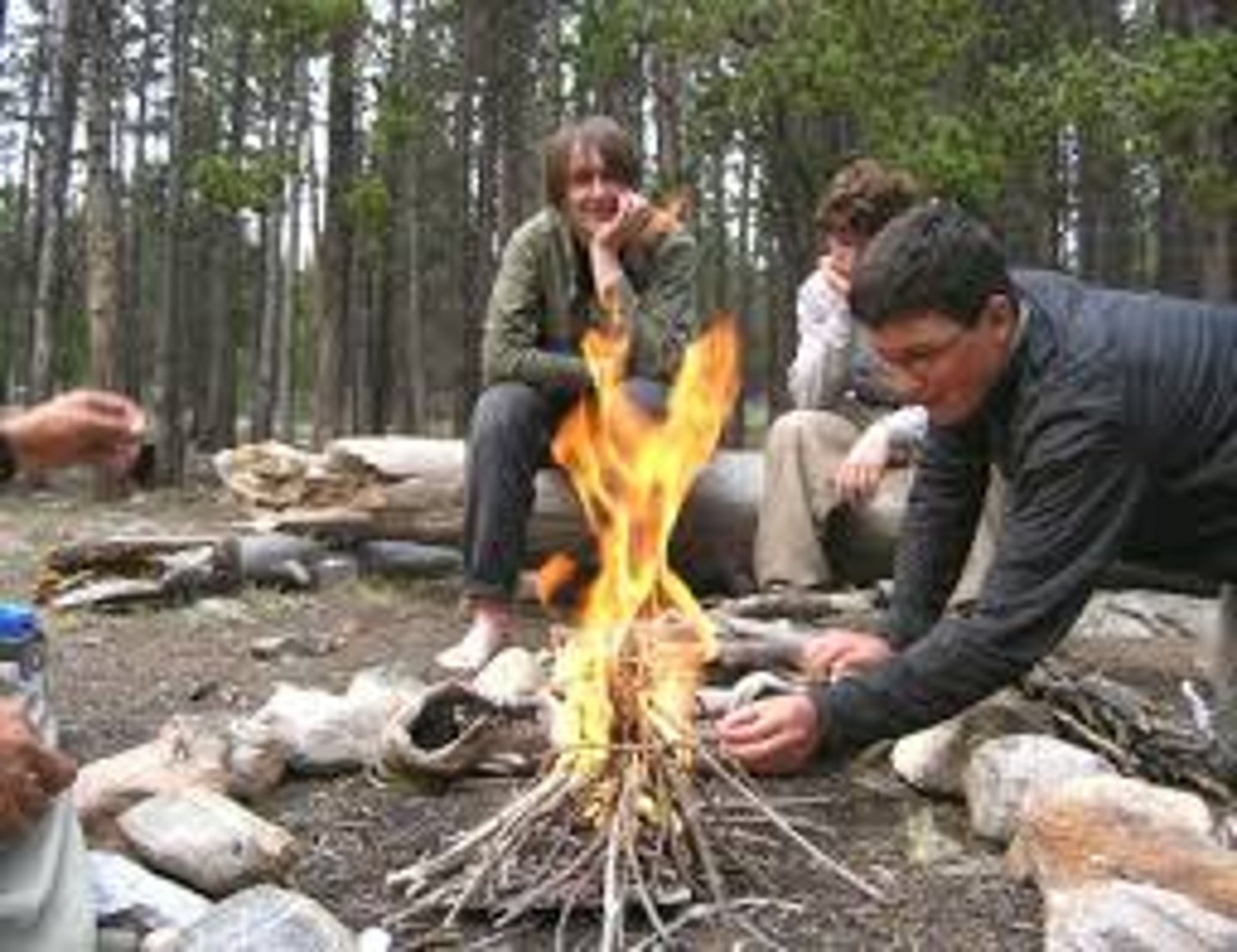 <p>to light (a match), to turn on, to make a fire</p>