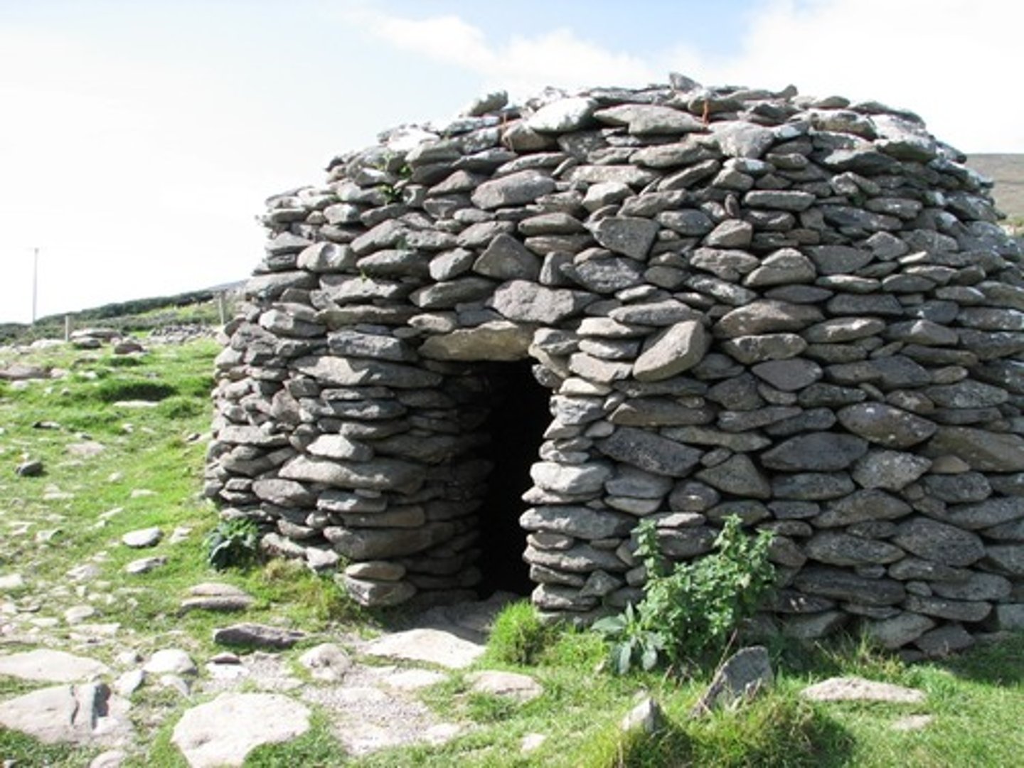<p>tribe dwellings that can be found in ireland and scotland. made from a CIRCLE OF STONES TOPPED WITH A DOMED ROOF</p>
