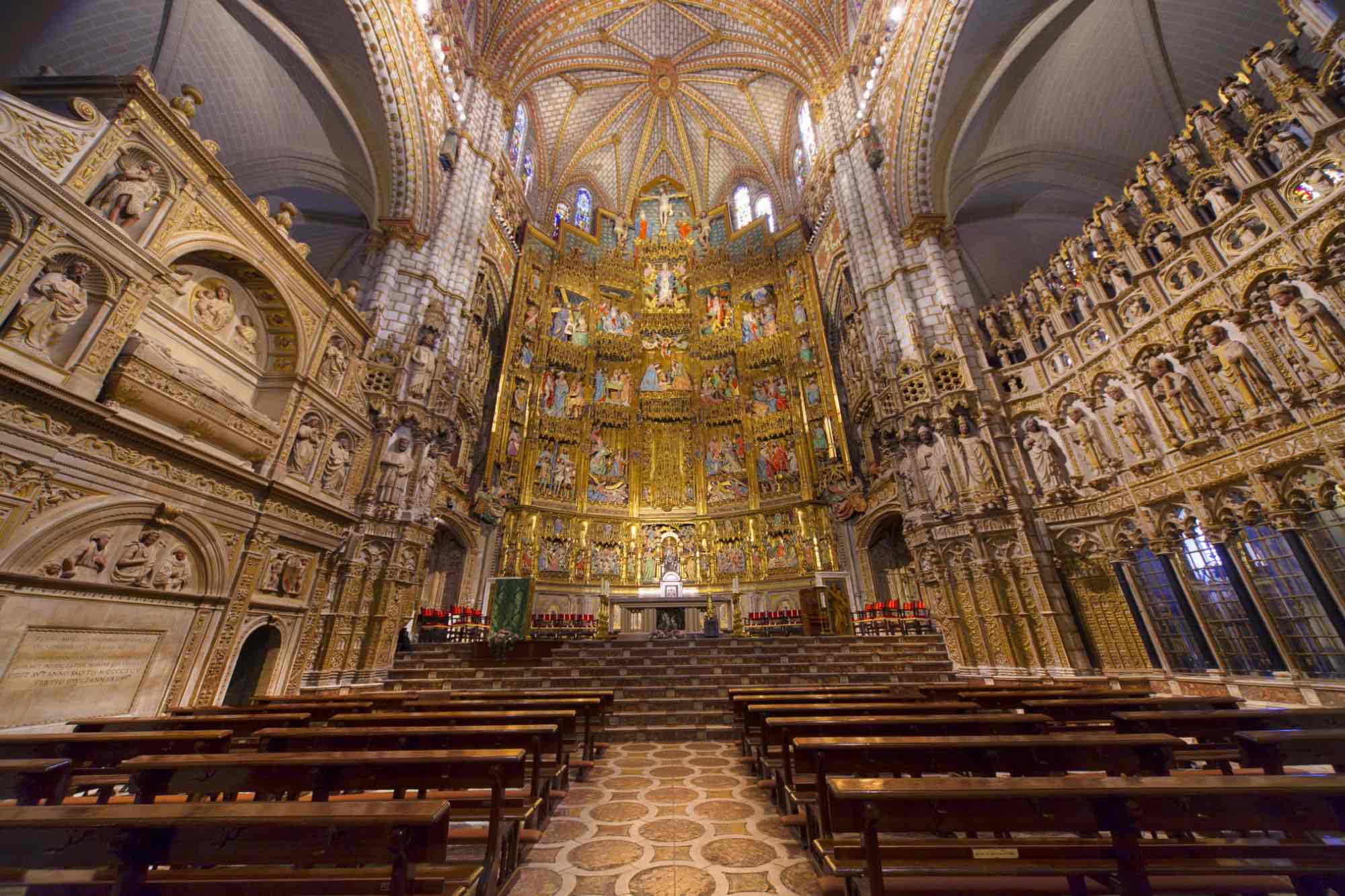 <p>Que? Más importante edificio en Toledo. Iglesia por los cristianos</p><p style="text-align: start">Quien? arquitecto: Martín y Petrus Petri</p><p style="text-align: start">Donde? Centro de Toledo</p><p style="text-align: start">Por qué? lugar a practicar el religión católica</p><p style="text-align: start">Cuando? 1226- siglo 16</p><p style="text-align: start">Estilo? Gótico y un parte de Barroco (el transparente)</p><p style="text-align: start">Materiales? Piedra, marble, oro, pintura, escultura</p>