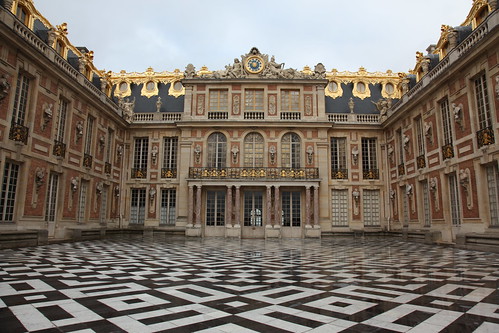 <p>-Begun in 1669 -Louis le vau + jules hardouin mansart -Sculpture (Apollo Fountain) -Hall of mirrors- reception room -originally a hunting lodge -seperate apartments for king and queen -added on to several times -royal chamber added and opera house -lous xvi -napoleon, louis xviii, someone else added stuff -gardens</p>