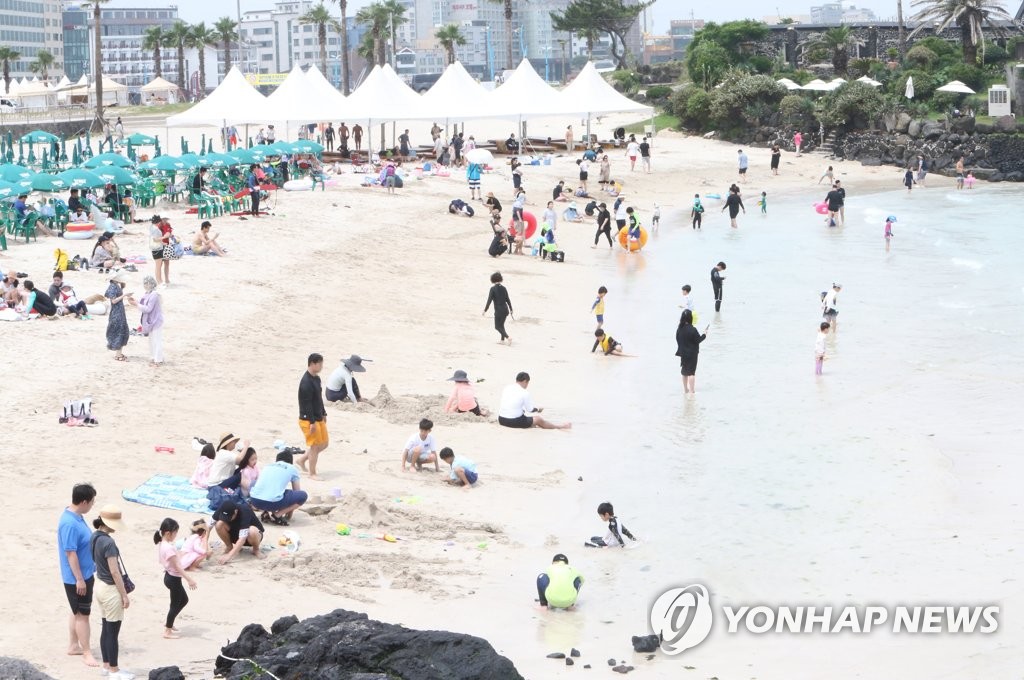 <p>El verano en Corea es muy caluroso. Por eso la gente va a la costa, como al mar o al valle, a esto se le llama ¨__ __ __¨</p>