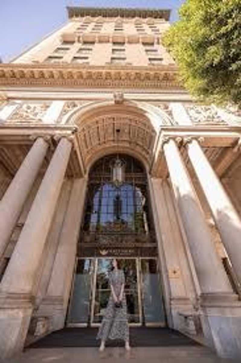 <p>DEUROPENINGEN</p><p>- deur = karakter vh hotel</p><p>- binnenkomen wordt al belangrijk element beschouwd</p>