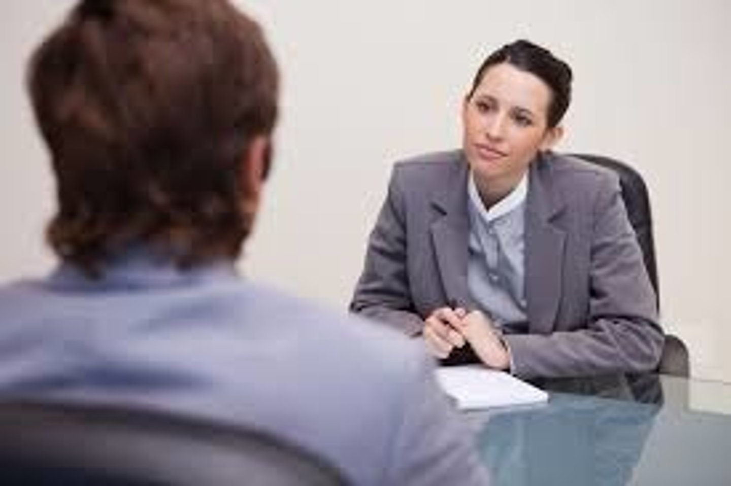 <p>miànshì - to interview; interview (for a job or school admission)</p>