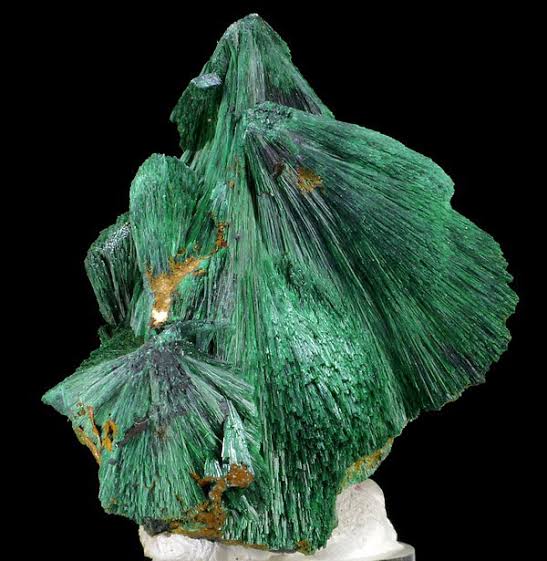 <p>Mineral habit composed of slender, needle-like crystals</p>