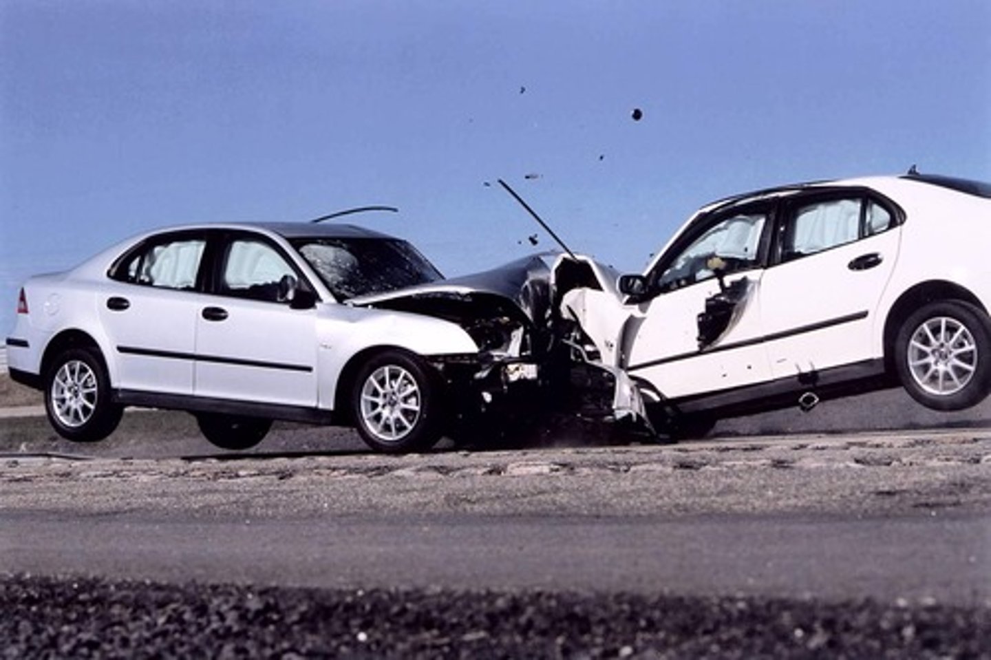 <p>to collide</p>