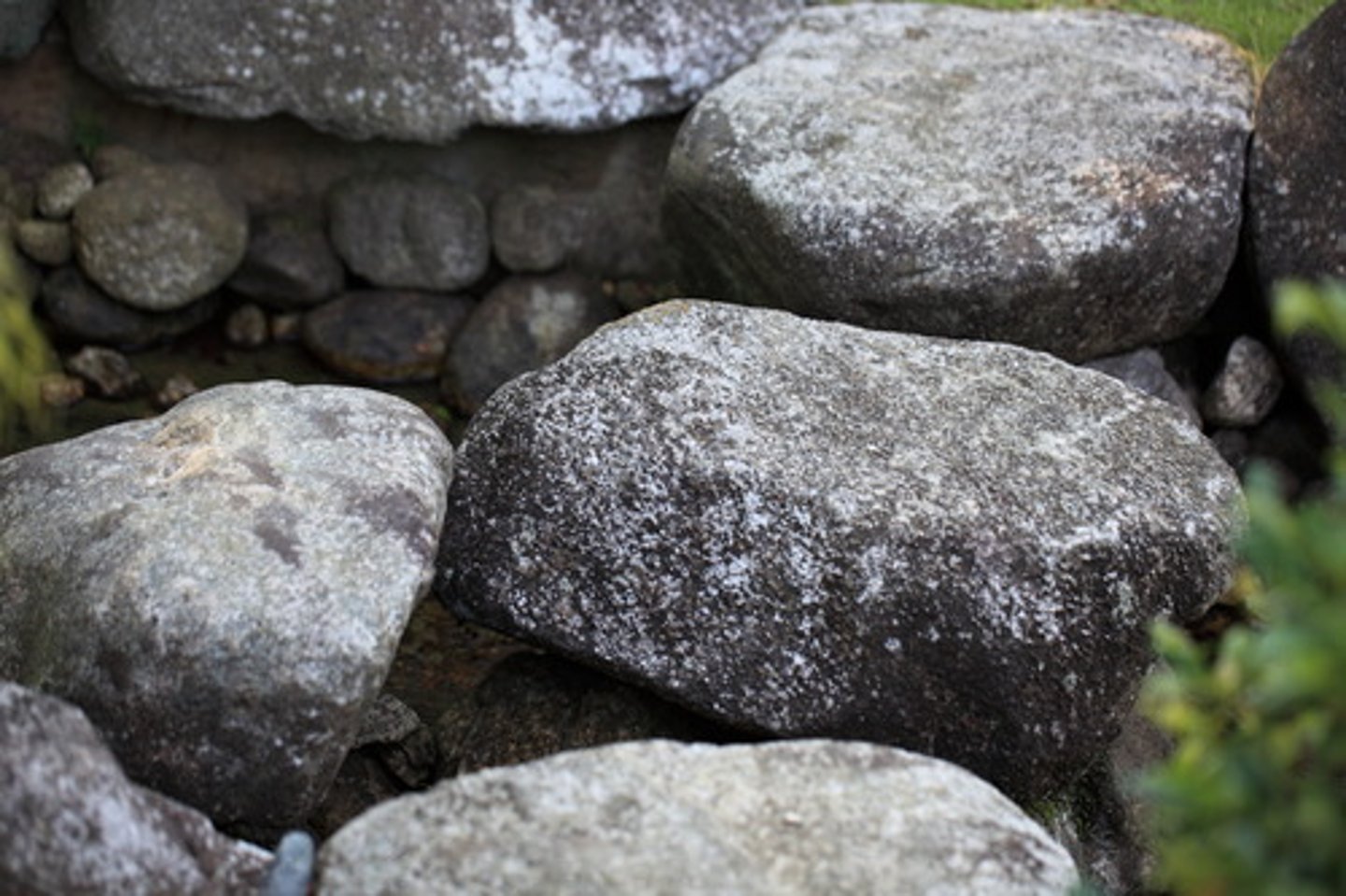 <p>shí - stone/rock</p>