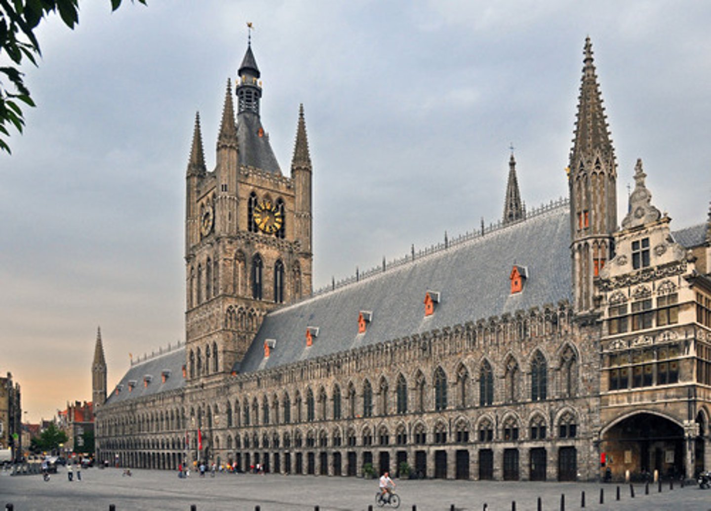 <p>one of the largest commerciaI buildings for cloth industry in the Middle Ages,<br><br>At 125 meters in breadth, with a 70-meter high belfry tower, the Cloth Hall, Ypres recalls the importance and wealth of the medieval trade city.</p>
