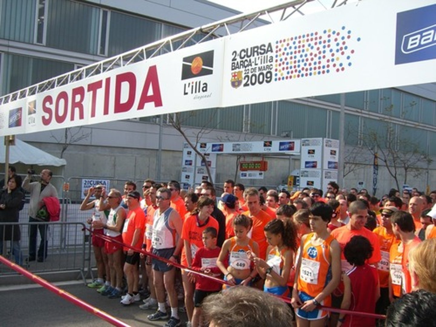 <p>người tham gia, người tham dự</p><p>person who takes part in an event</p>