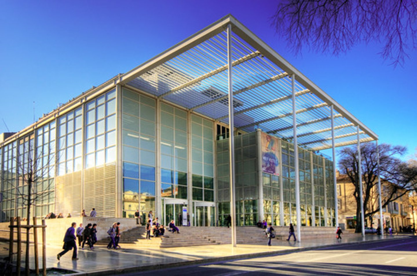 <p>Designed by Sir Norman Foster</p><p>Reevaluated how the site was used. Gives more sense of place to Maison Carree. Exhibition galleries and library</p>