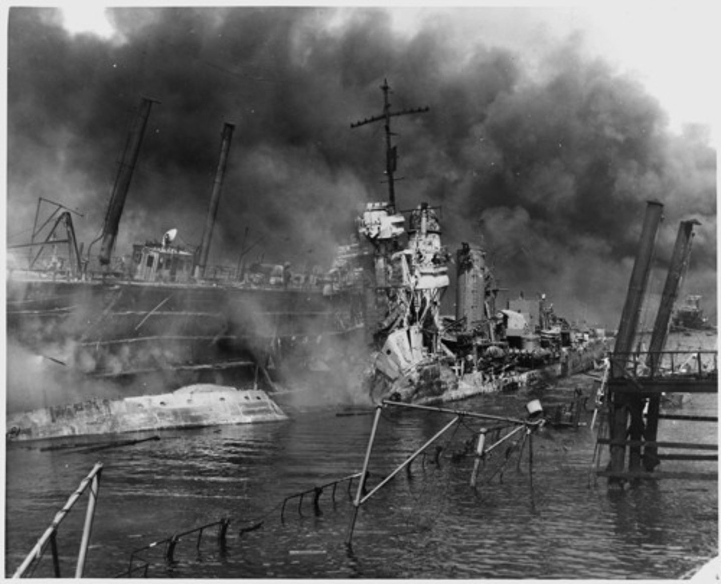 <p>Japan attacked a US naval base in Hawaii causing the United States to officially join WWII</p><p>Japón atacó una base naval estadounidense en Hawái, lo que provocó que Estados Unidos se uniera oficialmente a la Segunda Guerra Mundial.</p>