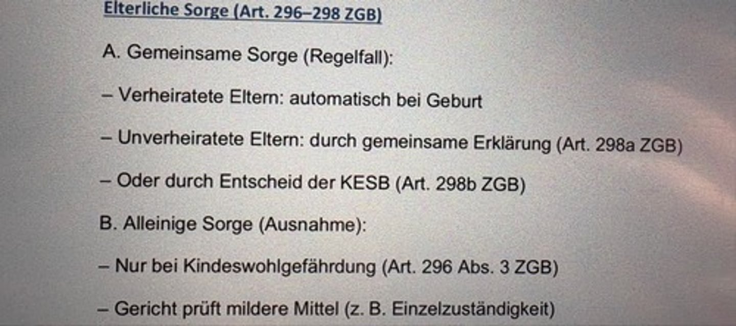 <p>A. Gemeinsame Sorge (Regelfall):</p><p>- Verheiratete Eltern: automatisch bei Geburt</p><p>- Unverheiratete Eltern: durch gemeinsame Erklärung (Art. 298a ZGB)</p><p>- Oder durch Entscheid der KESB (Art. 298b ZGB)</p><p>B. Alleinige Sorge (Ausnahme):</p><p>- Nur bei Kindeswohlgefährdung (Art. 296 Abs. 3 ZGB)</p><p>- Gericht prüft mildere Mittel (z. B. Einzelzuständigkeit)</p>