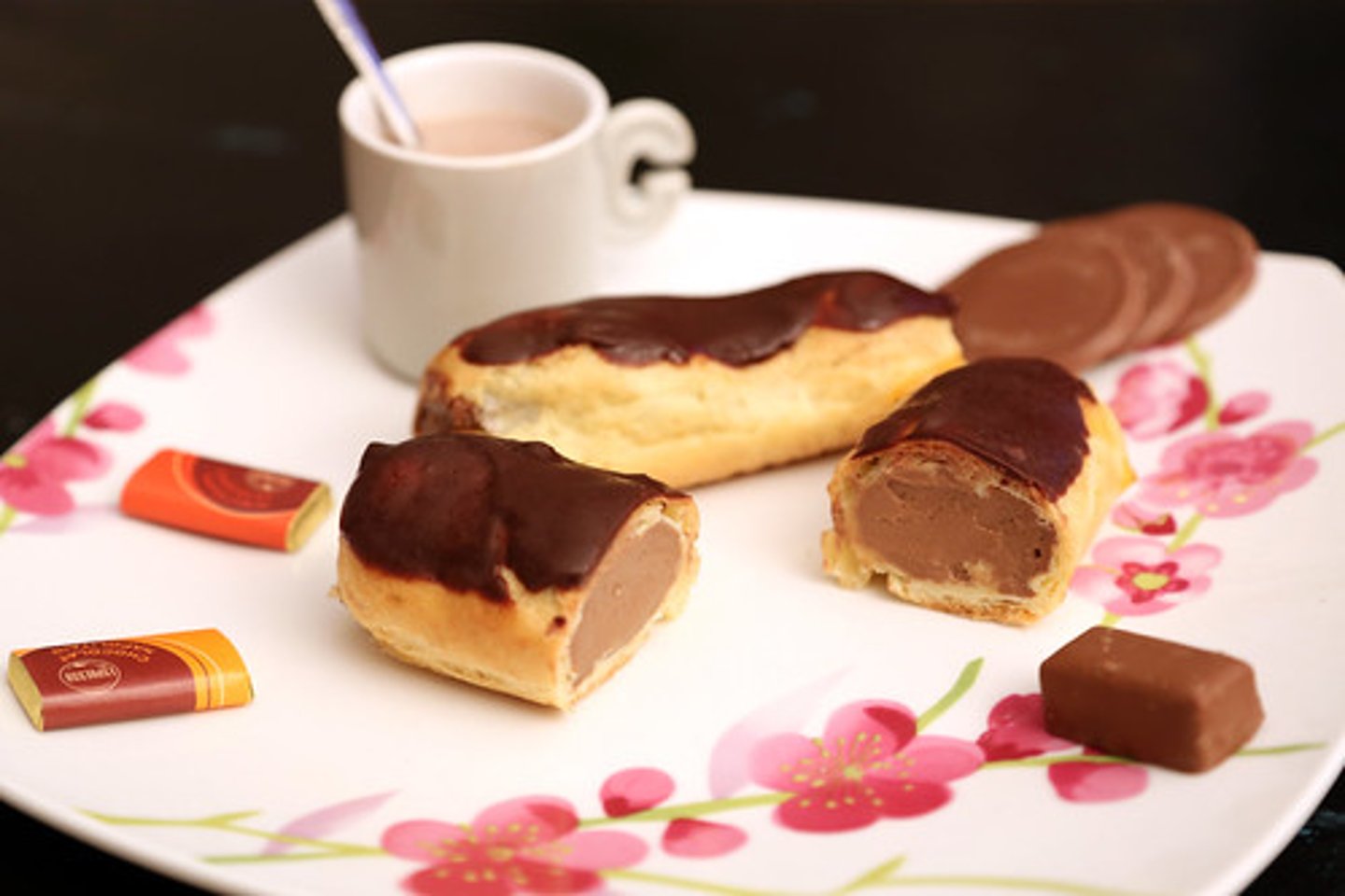 <p>a chocolate eclair</p>
